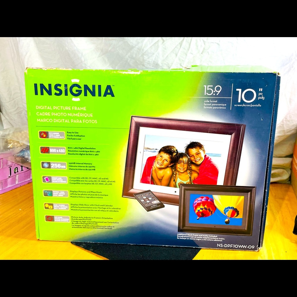 Digital PICTURE Frame “Insignia” BLACK 16.9 Wide FORMAT 7" Screen NS-DPF7WA-09